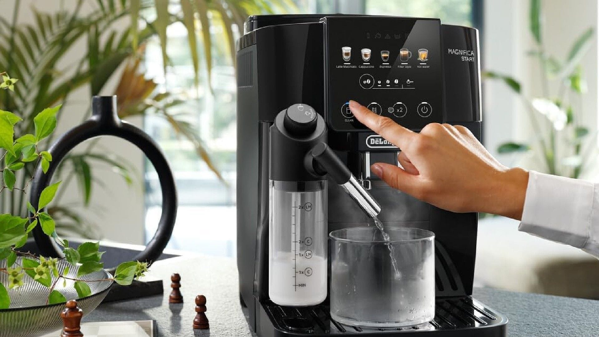 Mit einer Kaffeemaschine ist leckerer Cappuccino ist auch zu Hause möglich.