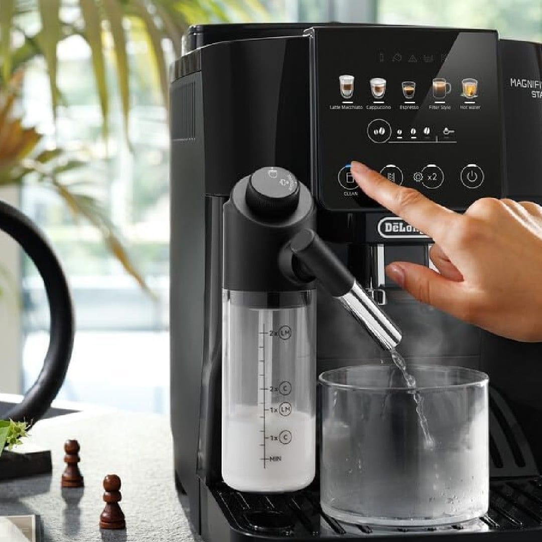 Mit einer Kaffeemaschine ist leckerer Cappuccino ist auch zu Hause möglich.