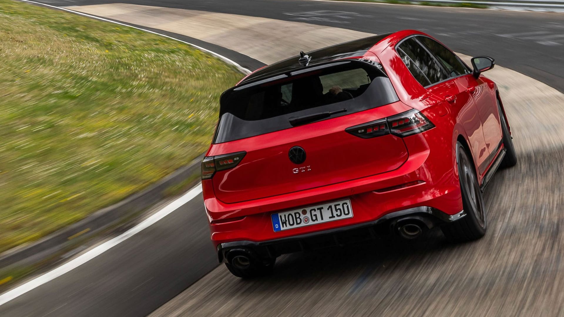 Schwarzes Dach, schwarze Endrohrblenden: Der Sonder-GTI setzt auf spezielle Optik. Schwarzes Dach, schwarze Endrohrblenden: Der Sonder-GTI setzt auf spezielle Optik.