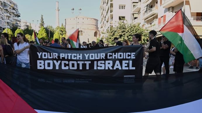 Pro-palästinensische Demonstration (Symbolbild): Auch im Rahmen von Fußballspielen war es immer wieder zu Kundgebungen gekommen. Pro-palästinensische Demonstration (Symbolbild): Auch im Rahmen von Fußballspielen war es immer wieder zu Kundgebungen gekommen.