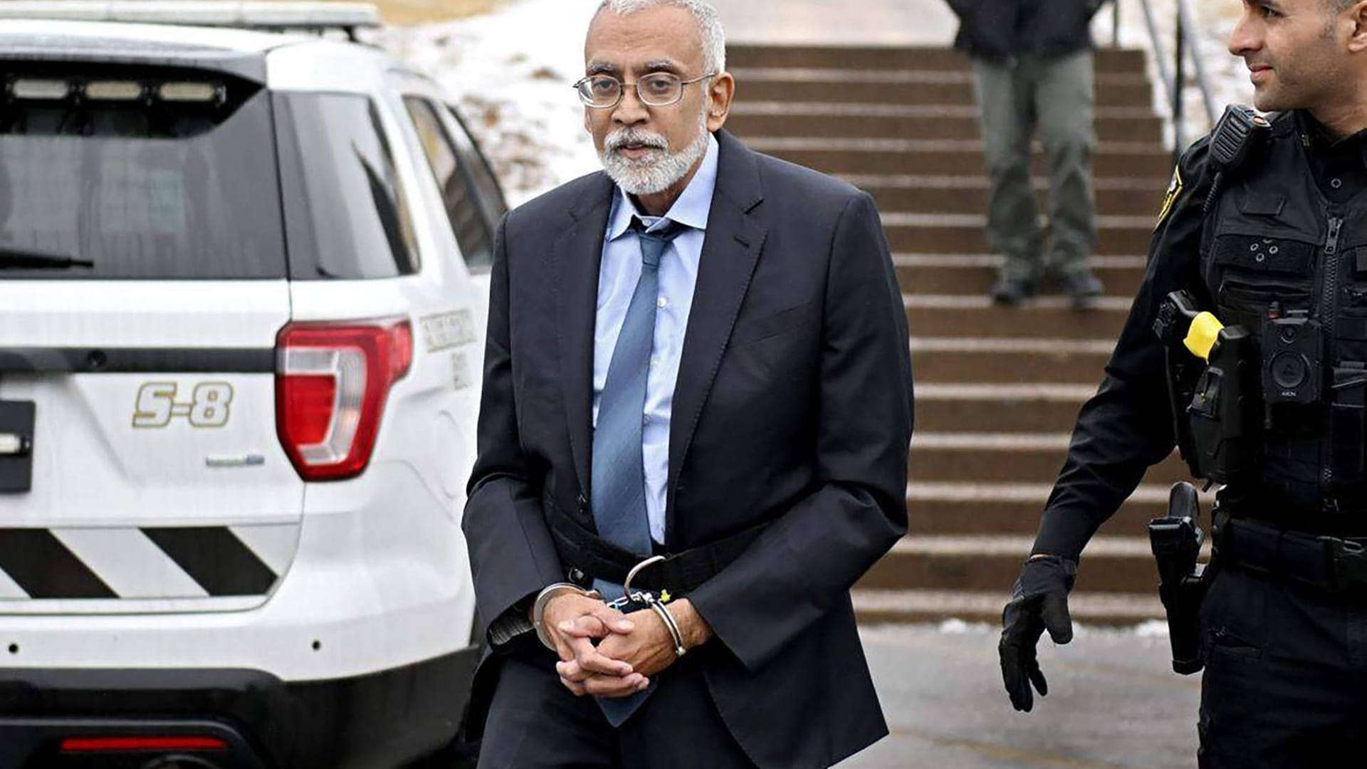 Nach 43 Jahren in Haft wurden Subu Vedam sofort wieder Handschellen angelegt. Nach 43 Jahren in Haft wurden Subu Vedam sofort wieder Handschellen angelegt.