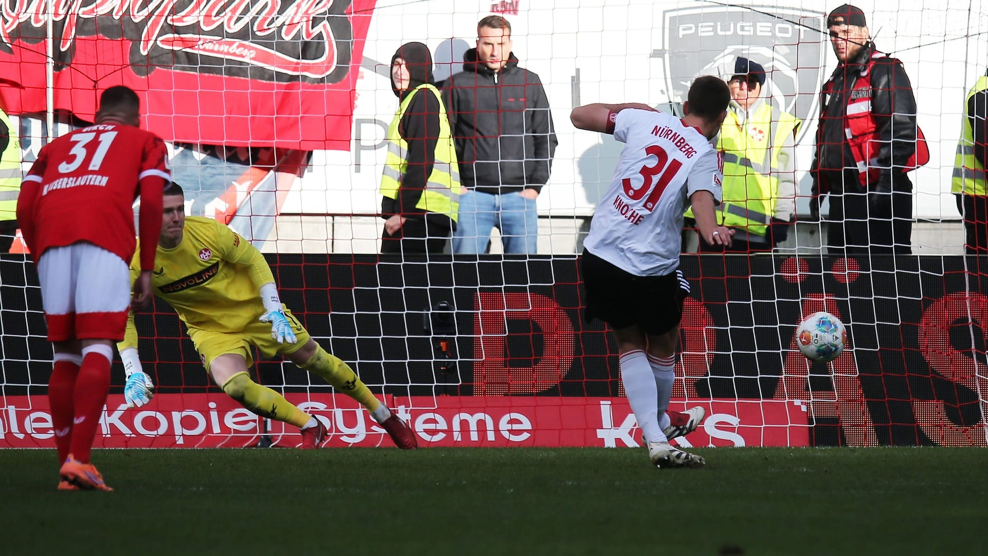Der späte Ausgleich: Nürnbergs Knoche trifft per Elfmeter gegen Kaiserslautern. Der späte Ausgleich: Nürnbergs Knoche trifft per Elfmeter gegen Kaiserslautern.