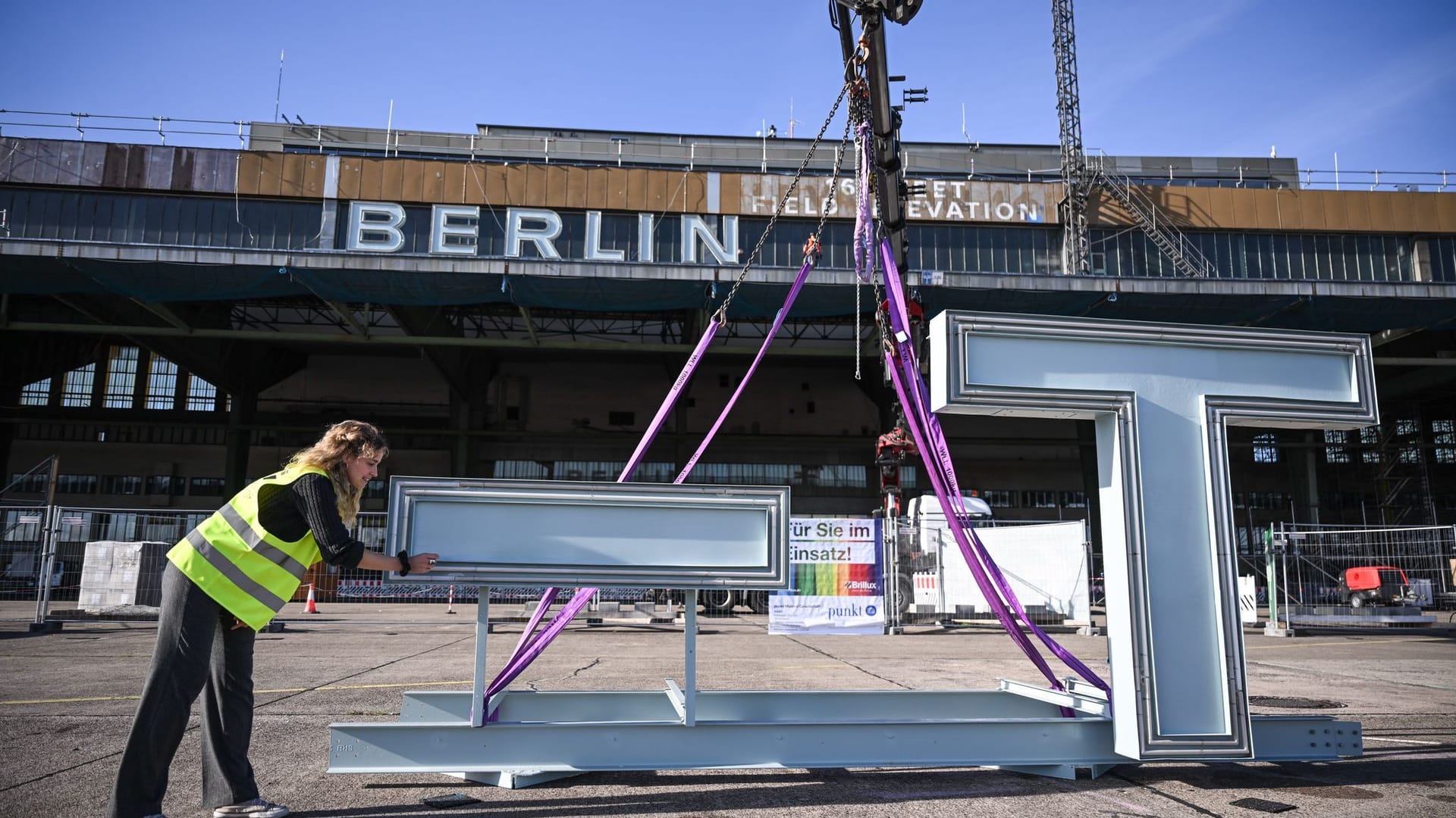 Schriftzug «Berlin-Tempelhof» wird auf Flughafendach montiert
