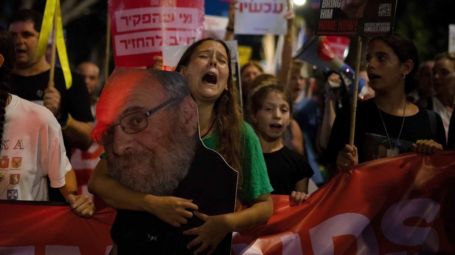 Eine Israelin hält ein Foto ihres Großvaters, der nach Angaben des israelischen Militärs von der Hamas entführt wurde: Der Gaza-Friedensplan sieht vor, dass alle verbliebenen Hamas-Geiseln übergeben werden. Eine Israelin hält ein Foto ihres Großvaters, der nach Angaben des israelischen Militärs von der Hamas entführt wurde: Der Gaza-Friedensplan sieht vor, dass alle verbliebenen Hamas-Geiseln übergeben werden.