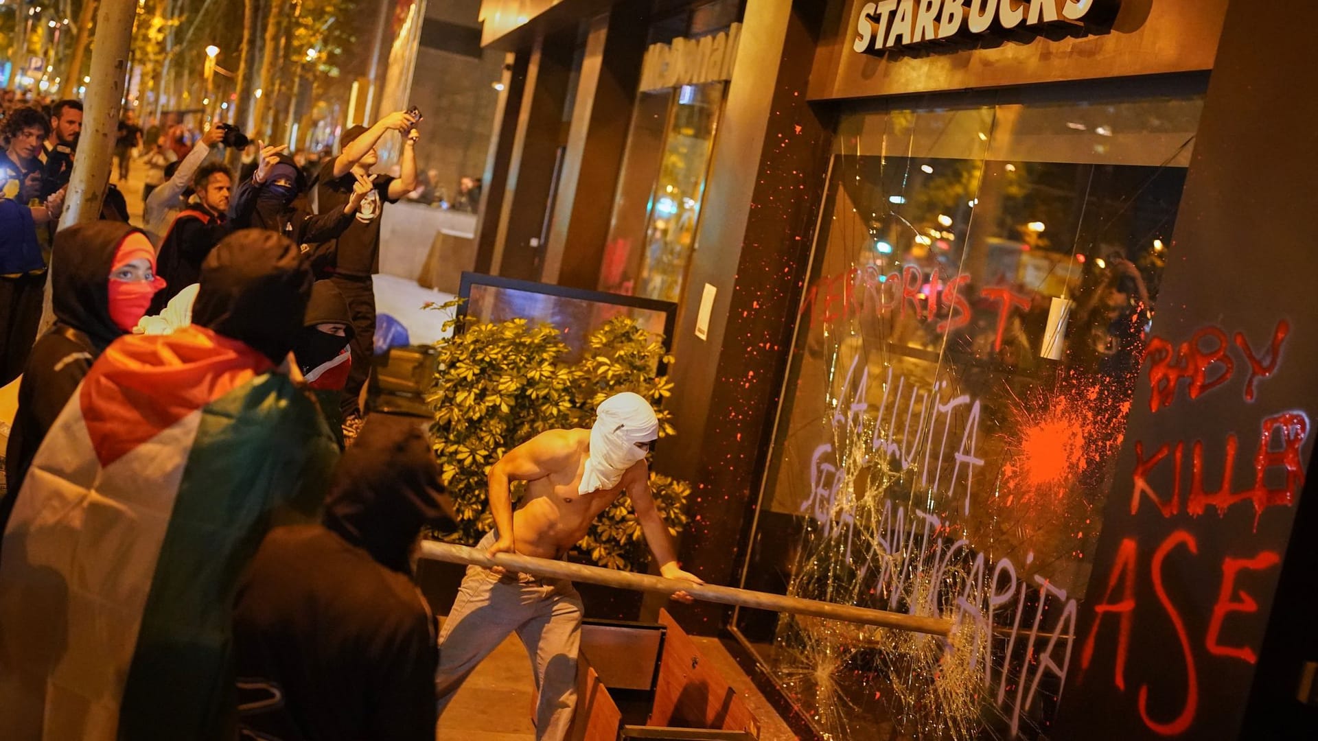 Demonstranten in Barcelona griffen Geschäfte und Restaurants an, denen sie eine Unterstützung Israels vorwerfen.