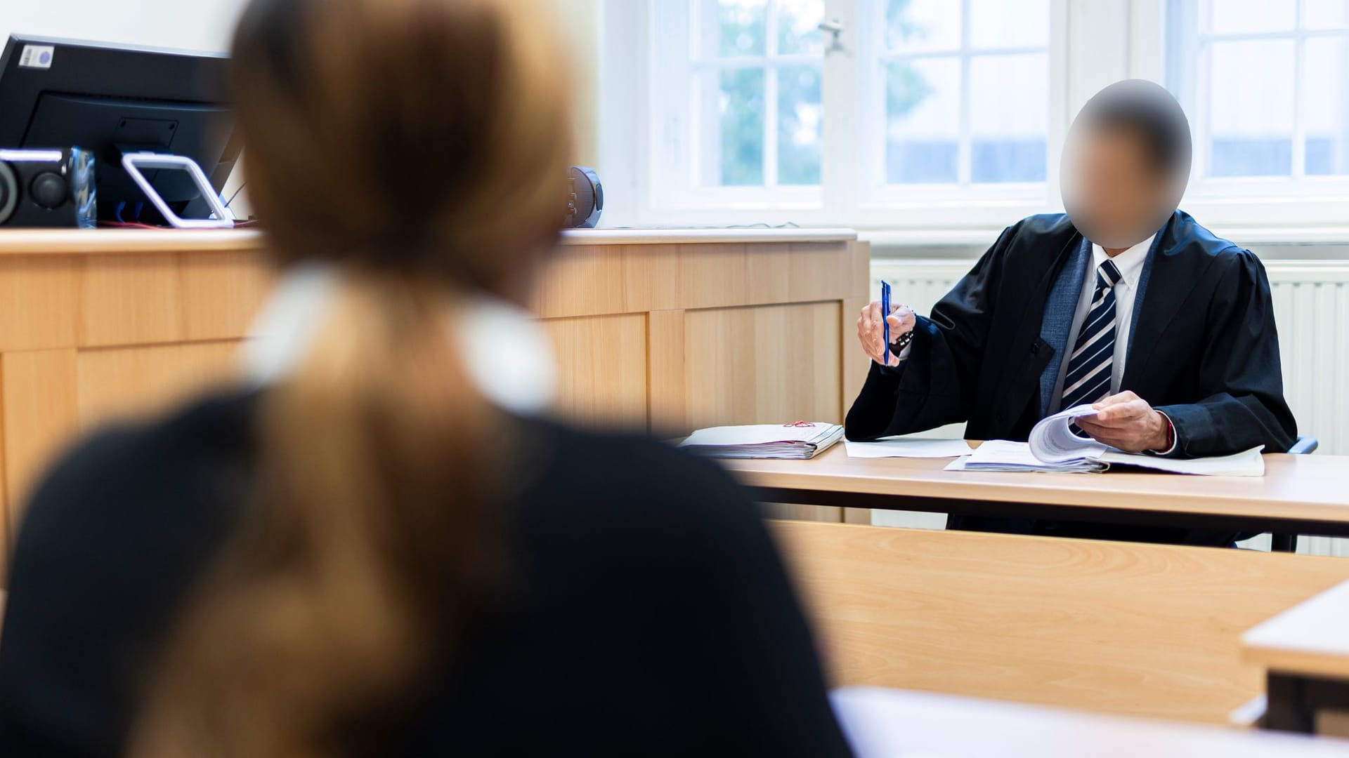 Gerichtssaal: Ein Anwalt verklagt seine eigene Mandantin auf Bezahlung – die wirft ihm sexuelle Belästigung vor.