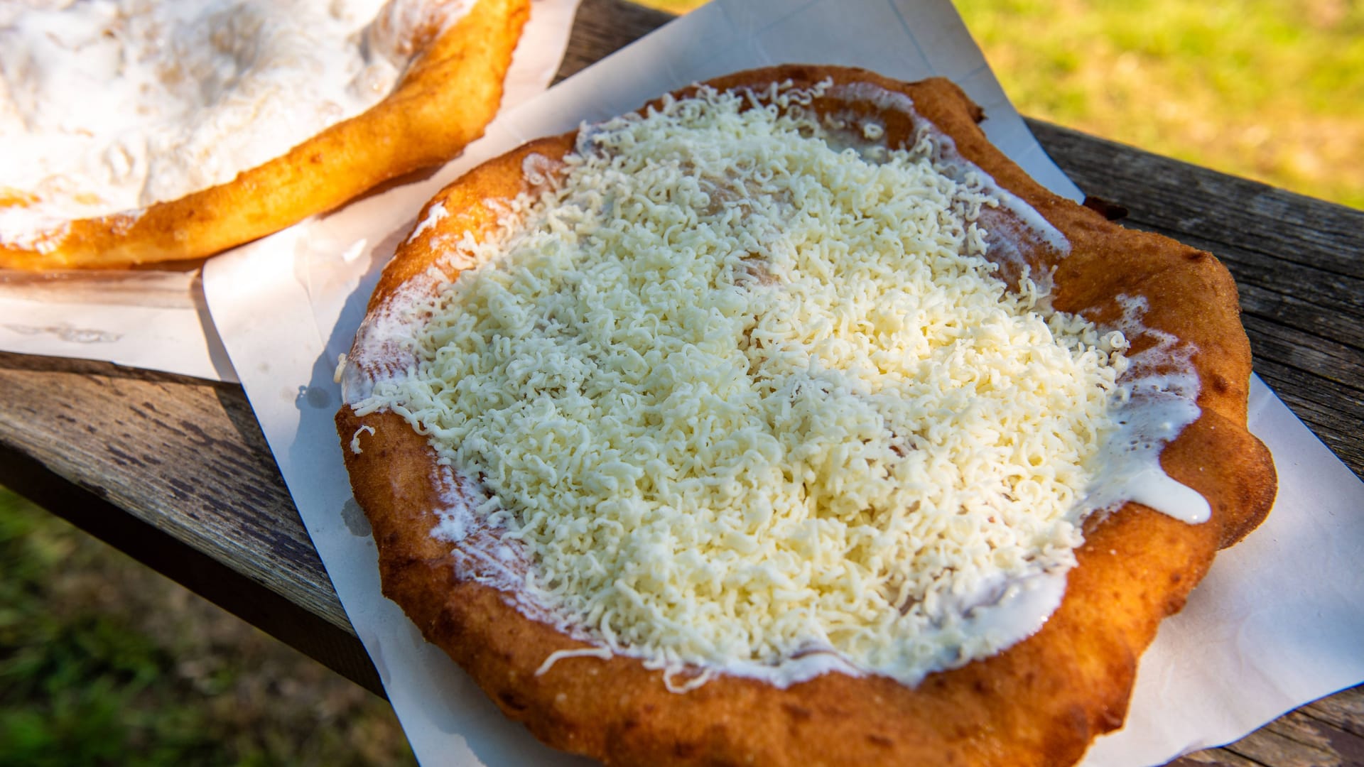 Langos ist ein Streetfood aus Ungarn. Langos ist ein Streetfood aus Ungarn.