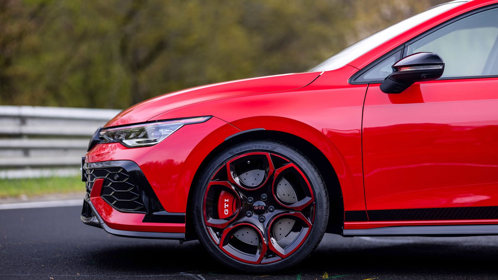 Tiefer, stärker und mit lackierten Felgen: Außerdem sind die Bremssättel rot lackiert. Tiefer, stärker und mit lackierten Felgen: Außerdem sind die Bremssättel rot lackiert.