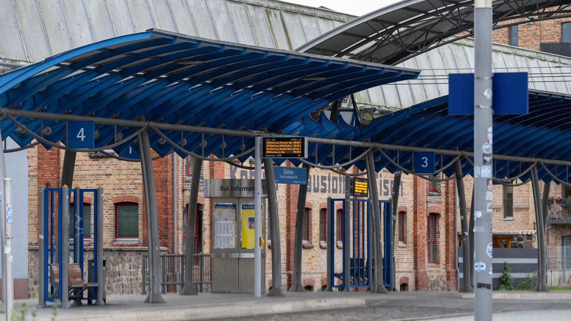 Güstrow: Blick auf Busbahnhof (ZOB) am Bahnhof. Güstrow: Blick auf Busbahnhof (ZOB) am Bahnhof.