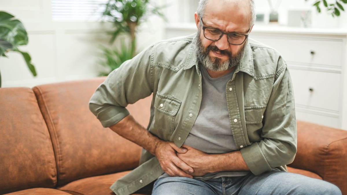 Bauchschmerzen rechts unten oder oben: Was kann das sein?