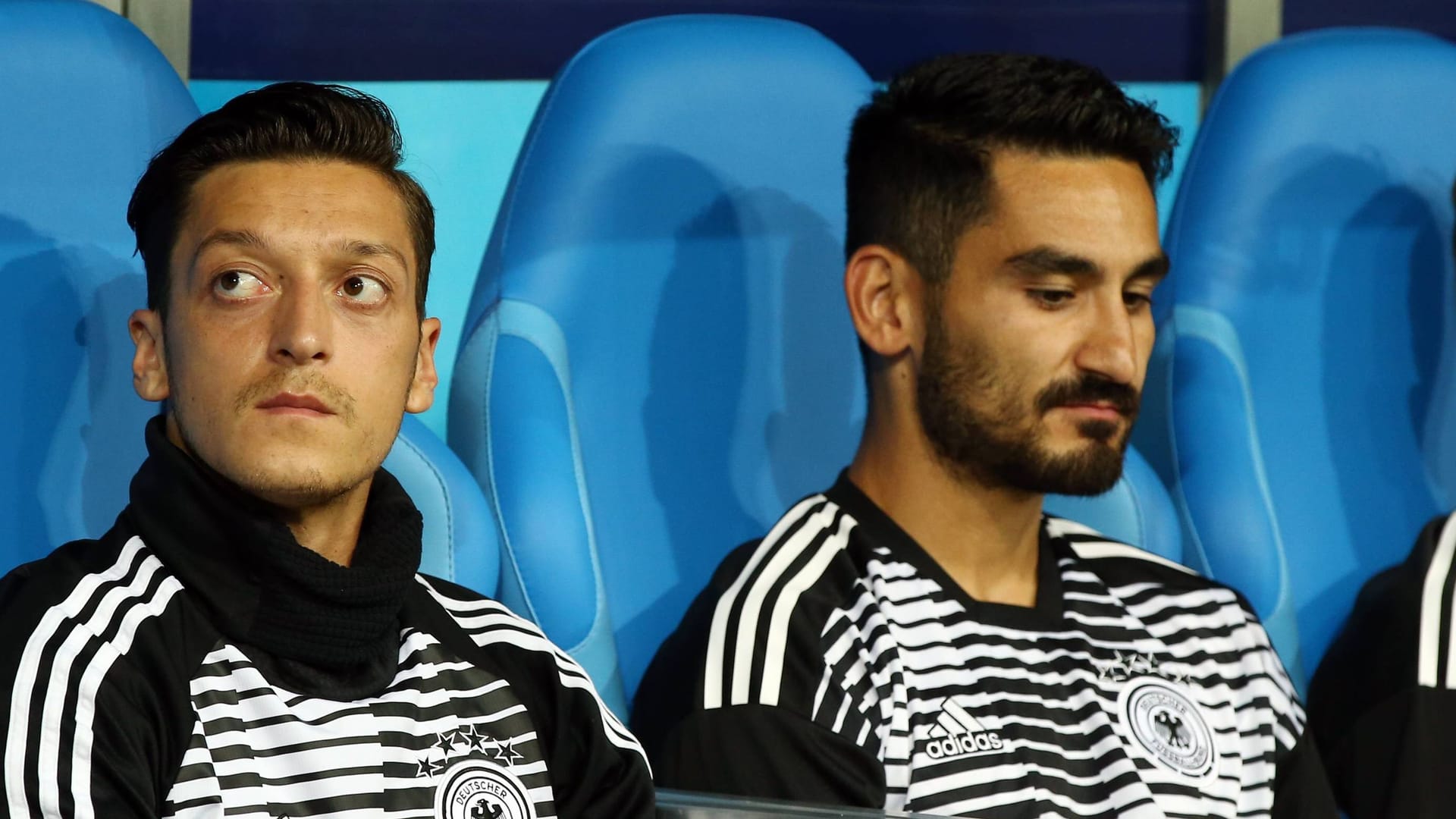 Mesut Özil (links) und İlkay Gündoğan: Sie lösten vor der WM 2018 eine Kontroverse aus. Mesut Özil (links) und İlkay Gündoğan: Sie lösten vor der WM 2018 eine Kontroverse aus.