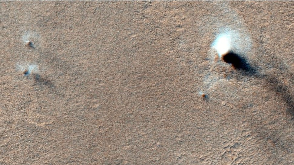 Staubteufel: Die Aufnahme zeigt mehrere Wirbelstürme aus Staub, die über die Marsoberfläche fegen. Staubteufel: Die Aufnahme zeigt mehrere Wirbelstürme aus Staub, die über die Marsoberfläche fegen.