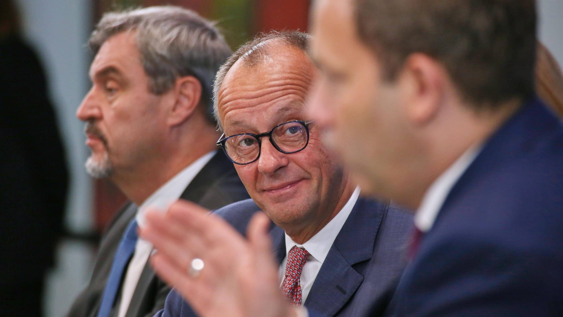 Bundeskanzler Friedrich Merz (Mitte, CDU): Mit der Aktivrente ist ein Herzensprojekt der Union im Kabinett verabschiedet worden.