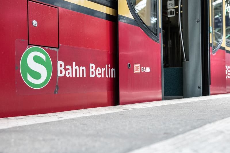 Eine Berliner S-Bahn steht mit geöffneten Türen an einem Bahnsteig (Symbolbild): Fahrgäste auf dem wichtigen S-Bahn-Ring mussten massive Einschränkungen hinnehmen.