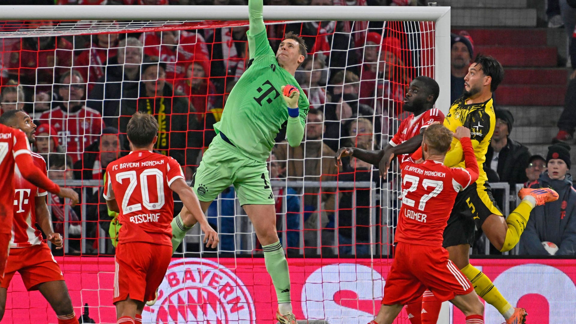 Manuel Neuer: Bekam bemerkenswert wenig zu tun. Führte einen Freistoß kurz hinter der Mittellinie per Hacke auf Kimmich aus (45.). Beim Gegentreffer aus kurzer Distanz war er chancenlos. Note 3 Manuel Neuer: Bekam bemerkenswert wenig zu tun. Führte einen Freistoß kurz hinter der Mittellinie per Hacke auf Kimmich aus (45.). Beim Gegentreffer aus kurzer Distanz war er chancenlos. Note 3