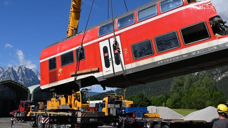 Ein auseinander geschnittener Waggonteil wird nach dem tödlichen Zugunglück vom Laster gehoben (Archivbild): Am Dienstag beginnt in München der Prozess. Ein auseinander geschnittener Waggonteil wird nach dem tödlichen Zugunglück vom Laster gehoben (Archivbild): Am Dienstag beginnt in München der Prozess.
