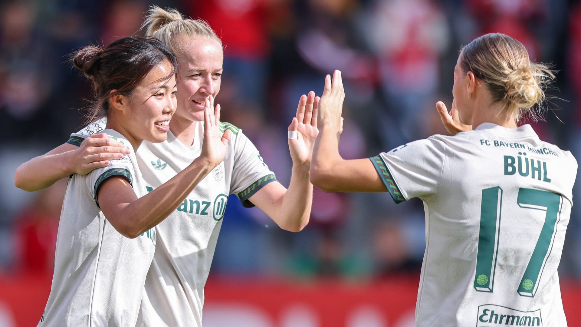 Jubel bei den Bayern-Frauen: Gegen Werder feierten Klara Bühl und Co. einen deutlichen Sieg. Jubel bei den Bayern-Frauen: Gegen Werder feierten Klara Bühl und Co. einen deutlichen Sieg.