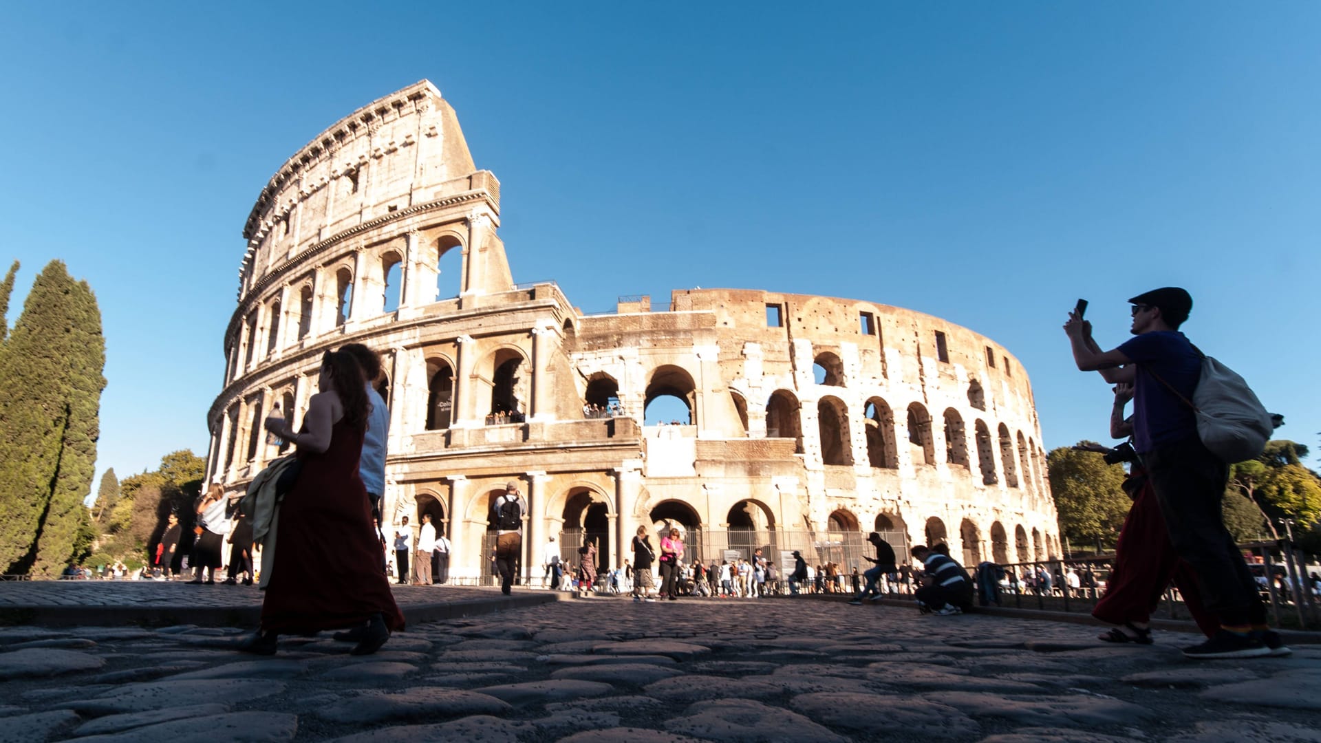 Das Kolosseum in Rom: Die Arena überrascht auch heute noch mit ihrer Größe. Sie gehört zu den zehn meistbesuchten historischen Denkmälern der Welt. Das Kolosseum in Rom: Die Arena überrascht auch heute noch mit ihrer Größe. Sie gehört zu den zehn meistbesuchten historischen Denkmälern der Welt.