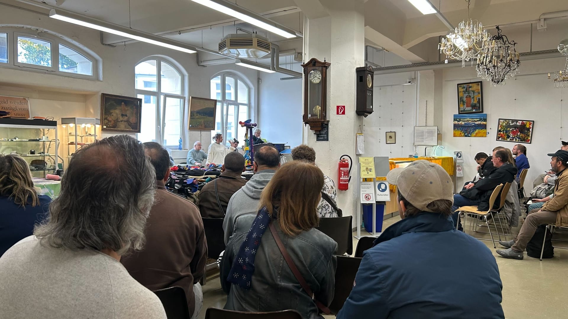 Die Auktion der im Berliner Südwesten: Rund 70 Menschen boten am Donnerstag um die Fundstücke der BVG. Die Auktion der im Berliner Südwesten: Rund 70 Menschen boten am Donnerstag um die Fundstücke der BVG.