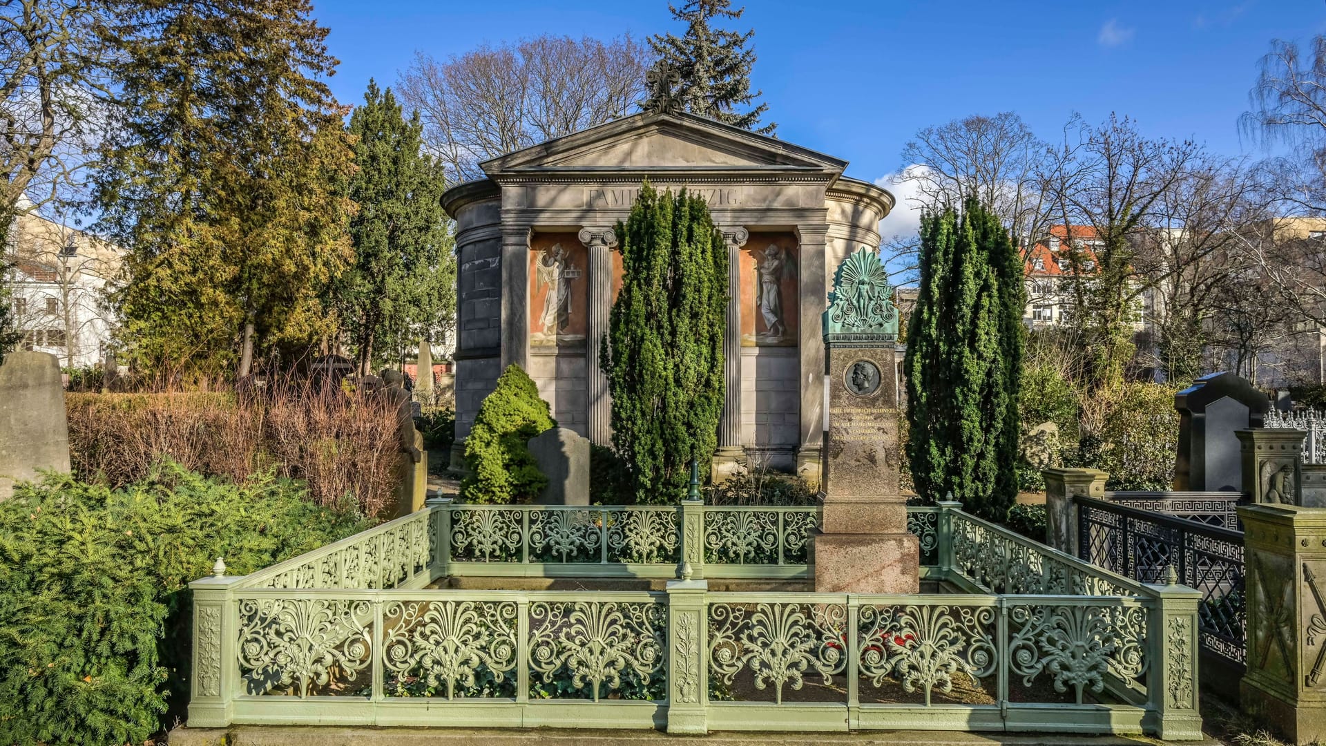 Die Gräbstätte von Karl Friedrich Schinkel (Archivbild): Im Hintergrund befindet sich das Mausoleum. Die Gräbstätte von Karl Friedrich Schinkel (Archivbild): Im Hintergrund befindet sich das Mausoleum.