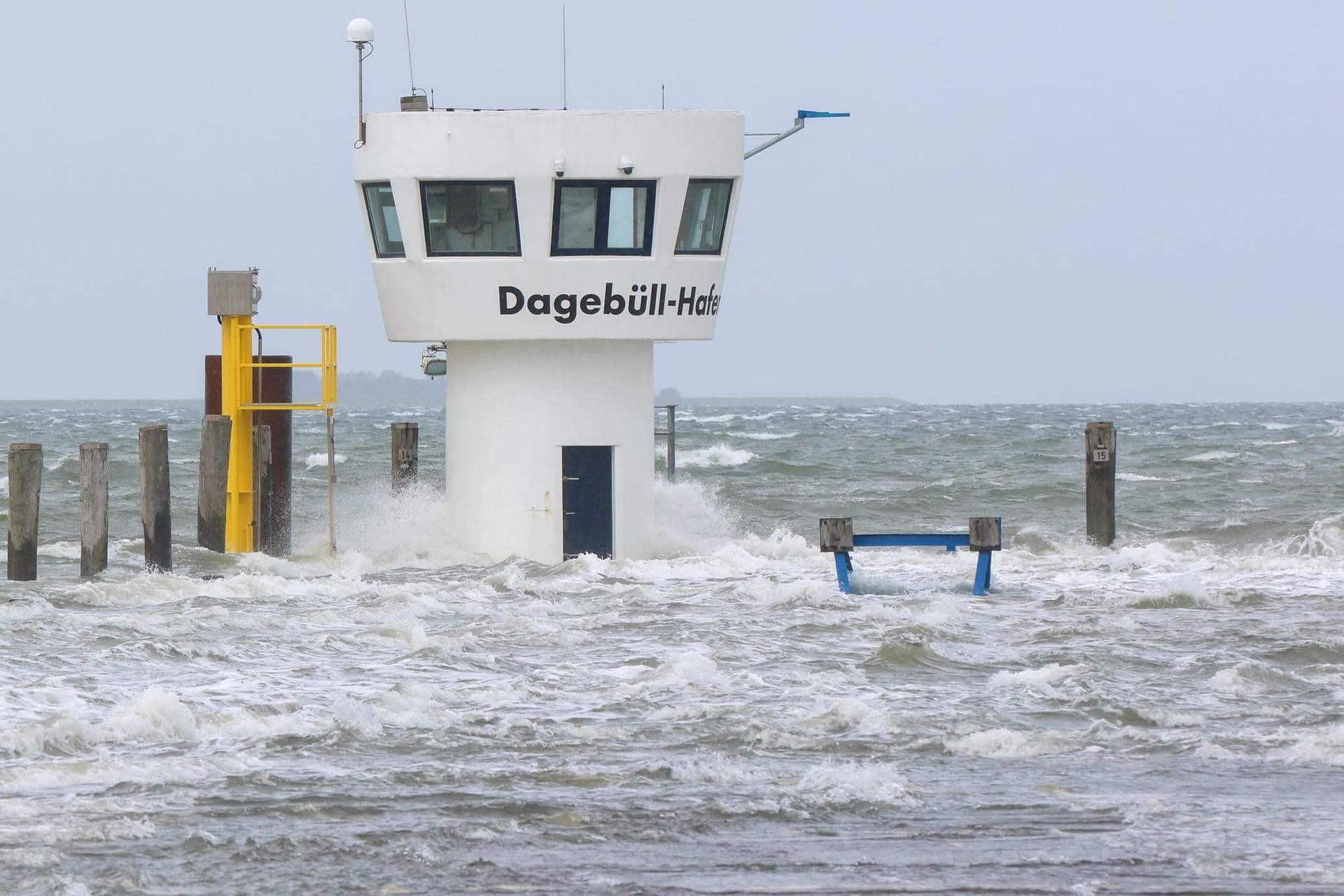 Wellen schlagen an einen Kontrollturm im Hafen. Teile des Fährhafens von Dagebüll werden bei einer Sturmflut überflutet. Wellen schlagen an einen Kontrollturm im Hafen. Teile des Fährhafens von Dagebüll werden bei einer Sturmflut überflutet.