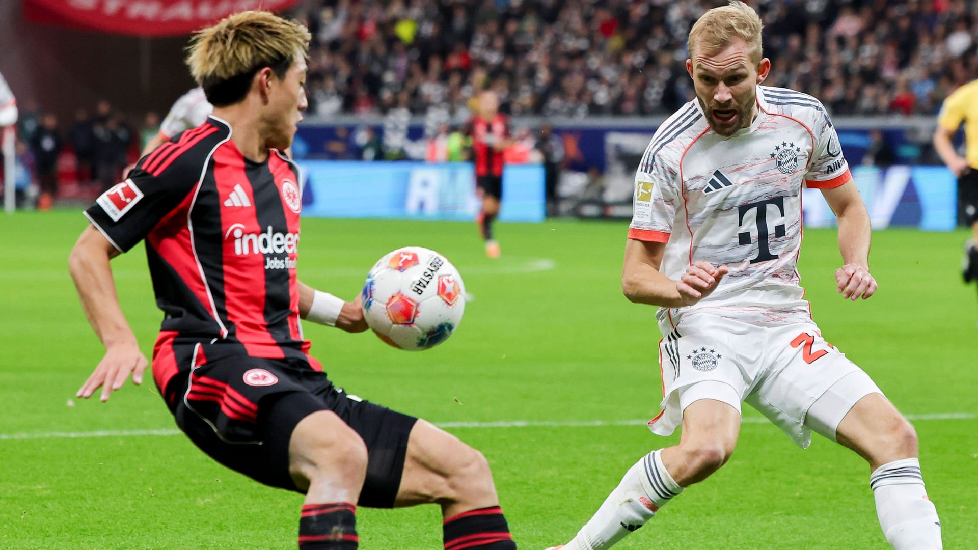 Die fragliche Szene: Frankfurts Dōan (li.) springt der Ball an die Hand, Bayerns Laimer ist empört. Die fragliche Szene: Frankfurts Dōan (li.) springt der Ball an die Hand, Bayerns Laimer ist empört.