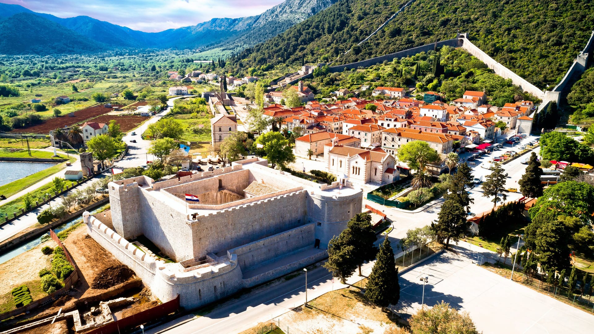 Die historische Altstadt von Ston: Gut zu erkennen ist die Stadtmauer, die sich den Hang hinaufzieht.