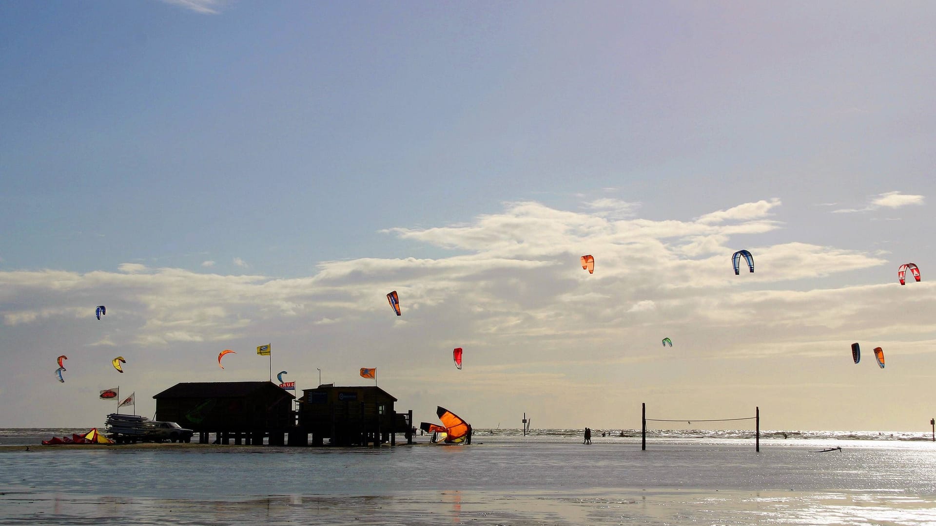 Am Strand von St.Peter Ording: Hier finden Surfer fantastische Bedingungen vor (Archivbild). Am Strand von St.Peter Ording: Hier finden Surfer fantastische Bedingungen vor (Archivbild).