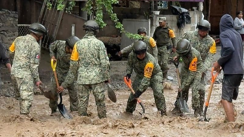 Nach den Unwettern in Mexiko räumen Soldaten Straßen auf.