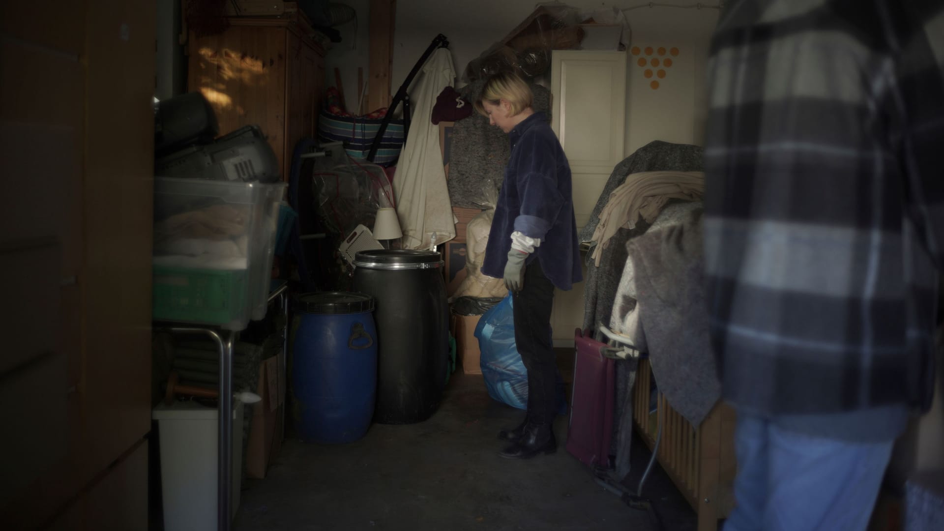 Michaela Zeller (Anna Drexler): Sie macht in der Garage ihres verstorbenen Vaters einen schrecklichen Fund.