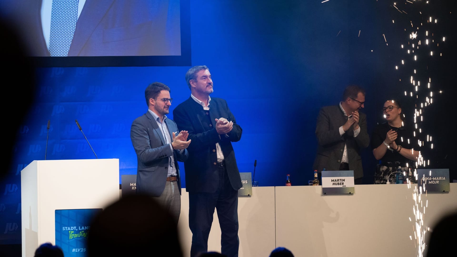 Stehende Ovationen für Markus Söder bei der Ju – in der Aussprache musste sich der CSU-Chef aber vom Parteinachwuchs auch einige kritische Kommentare anhören. (Archivbild) Stehende Ovationen für Markus Söder bei der Ju – in der Aussprache musste sich der CSU-Chef aber vom Parteinachwuchs auch einige kritische Kommentare anhören. (Archivbild)