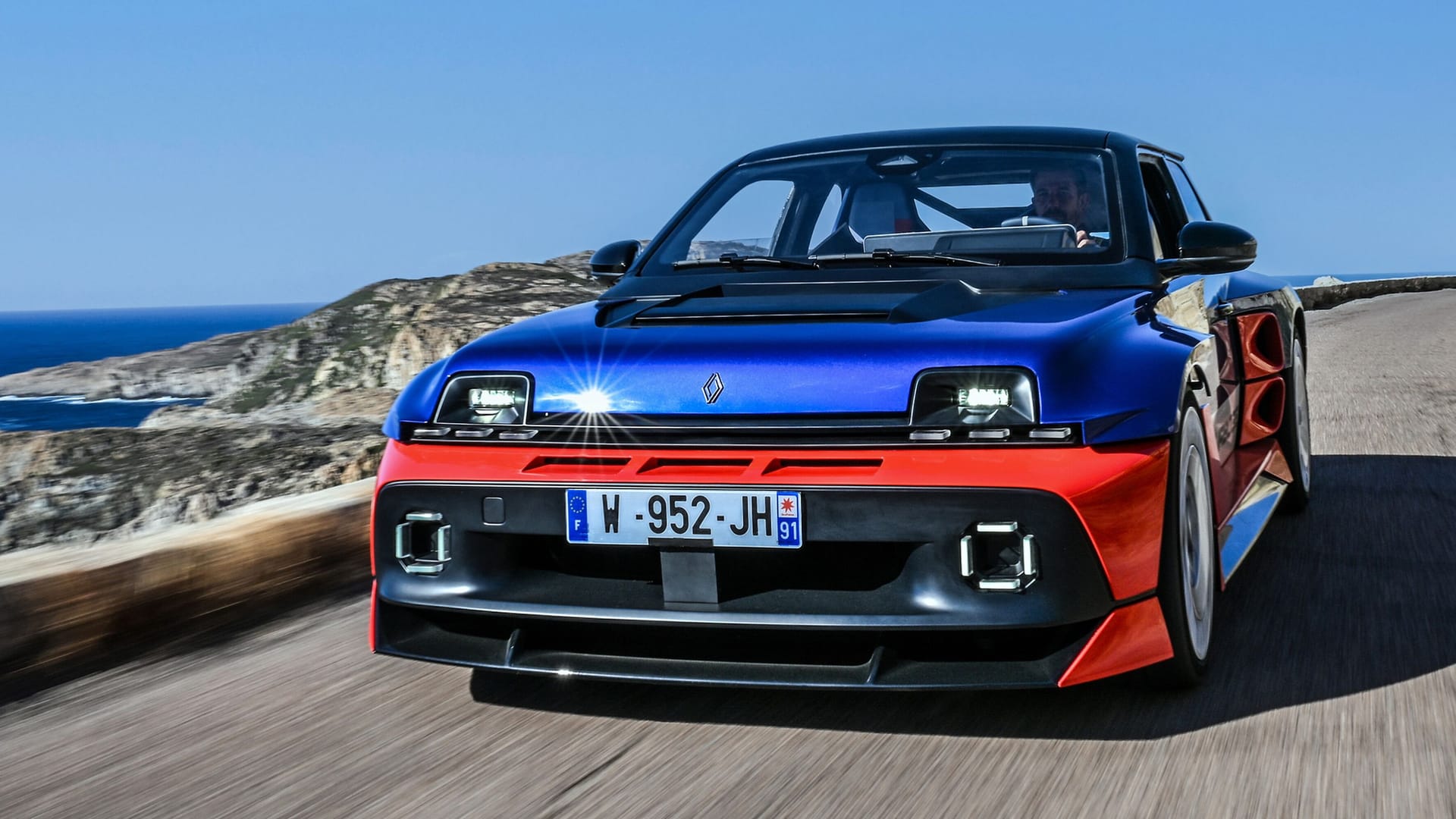 Hommage an den Rallye-Mythos: Breite Backen, wuchtige Spoiler und Carbon – der R5 Turbo 3E bleibt seiner wilden Herkunft treu. Hommage an den Rallye-Mythos: Breite Backen, wuchtige Spoiler und Carbon – der R5 Turbo 3E bleibt seiner wilden Herkunft treu.