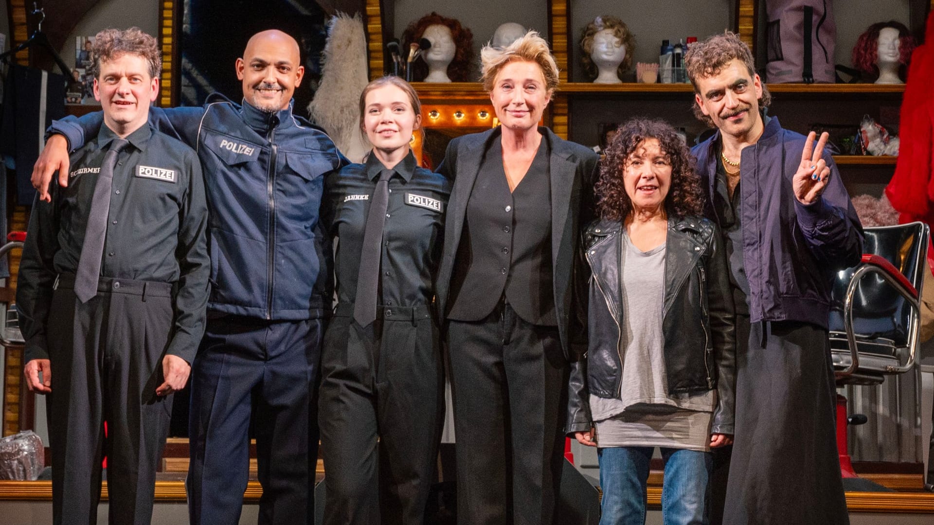 Das Ensemble von "Ein Stück Großstadtrevier": Sven Fricke (v.l.n.r.), Patrick Abozen, Farina Flebbe, Saskia Fischer, Maria Ketikidou und Enrique Fiß. Das Ensemble von "Ein Stück Großstadtrevier": Sven Fricke (v.l.n.r.), Patrick Abozen, Farina Flebbe, Saskia Fischer, Maria Ketikidou und Enrique Fiß.