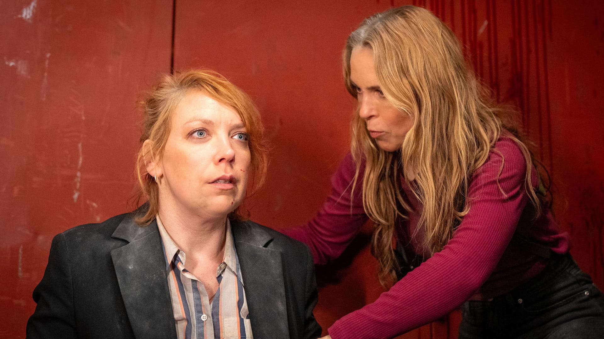 Das Ende von "Tu es!" geht an die Substanz: Katrin König (Anneke Kim Sarnau) versucht Melly Böwe (Lina Beckmann) zu trösten. Das Ende von "Tu es!" geht an die Substanz: Katrin König (Anneke Kim Sarnau) versucht Melly Böwe (Lina Beckmann) zu trösten.