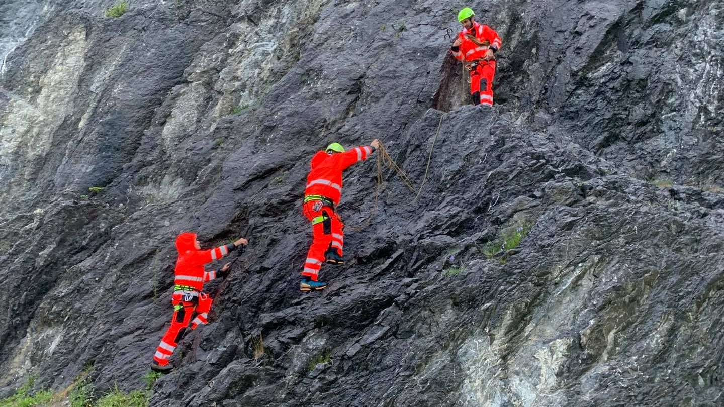 Bergretter in den Alpen (Symbolbild): Die menschlichen Überreste wurden auf dem Gebiet der Gemeinde Vandans im Bezirk Bludenz gefunden.
