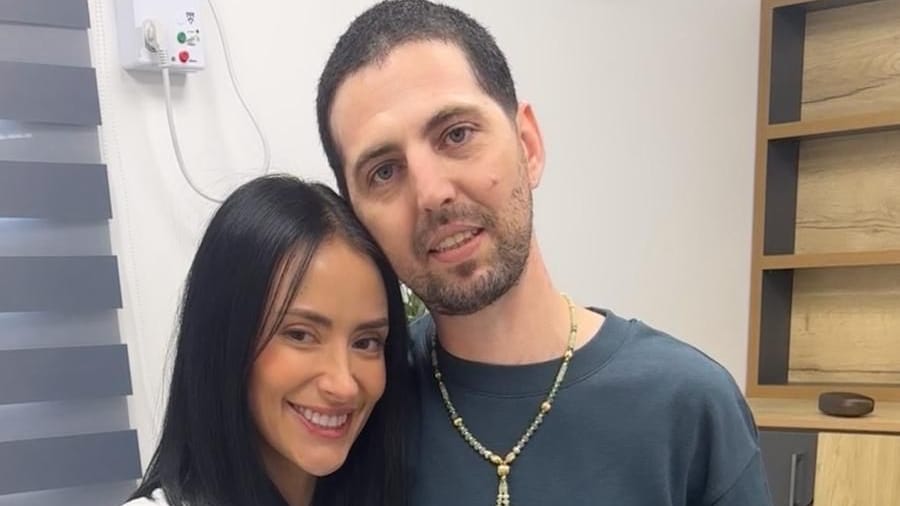 Elkana Bohbot zusammen mit seiner Frau im Krankenhaus. Elkana Bohbot zusammen mit seiner Frau im Krankenhaus.