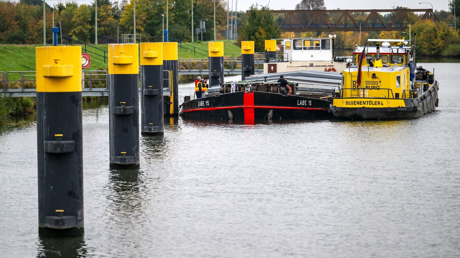 Beschädigtes Schiff an der Schleuse (r): Nach ersten Erkenntnissen hat das Schiff ein Leck im Geräteraum. Beschädigtes Schiff an der Schleuse (r): Nach ersten Erkenntnissen hat das Schiff ein Leck im Geräteraum.