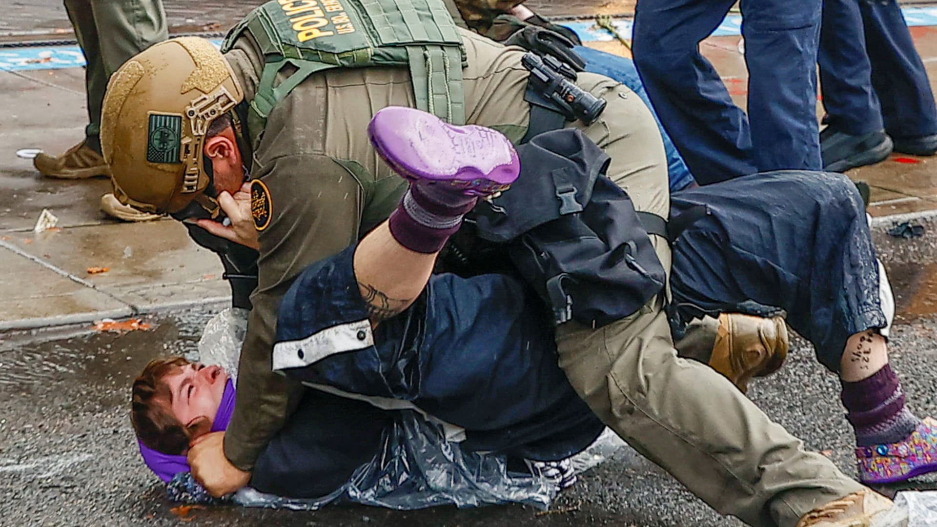 Ein Sicherheitsbeamter überwältigt einen Demonstranten beim "World Naked Bike Ride" in Portland (Archivbild).