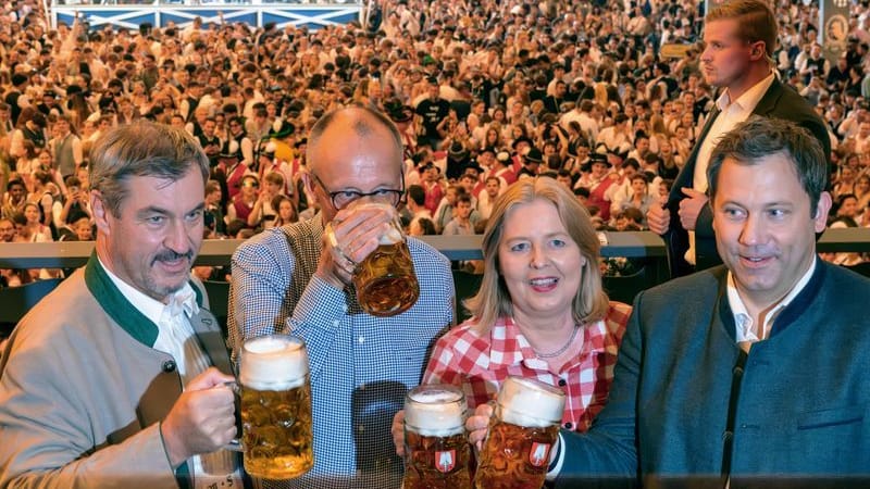 Friedrich Merz (2.v.l., CDU), Bärbel Bas und Lars Klingbeil (r., SPD) besuchen auf Einladung von Markus Söder (CSU, l.) das 190. Oktoberfest. Friedrich Merz (2.v.l., CDU), Bärbel Bas und Lars Klingbeil (r., SPD) besuchen auf Einladung von Markus Söder (CSU, l.) das 190. Oktoberfest.