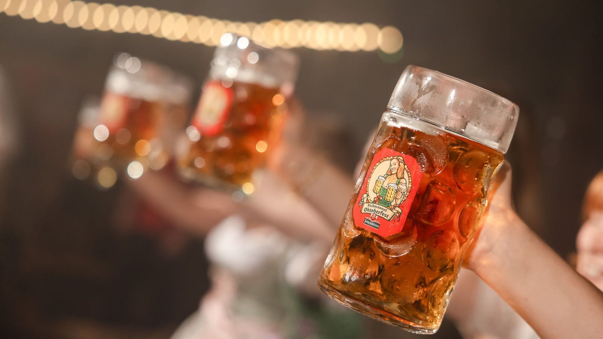 Maßkrüge werden auf dem Dresdner Oktoberfest gestemmt: