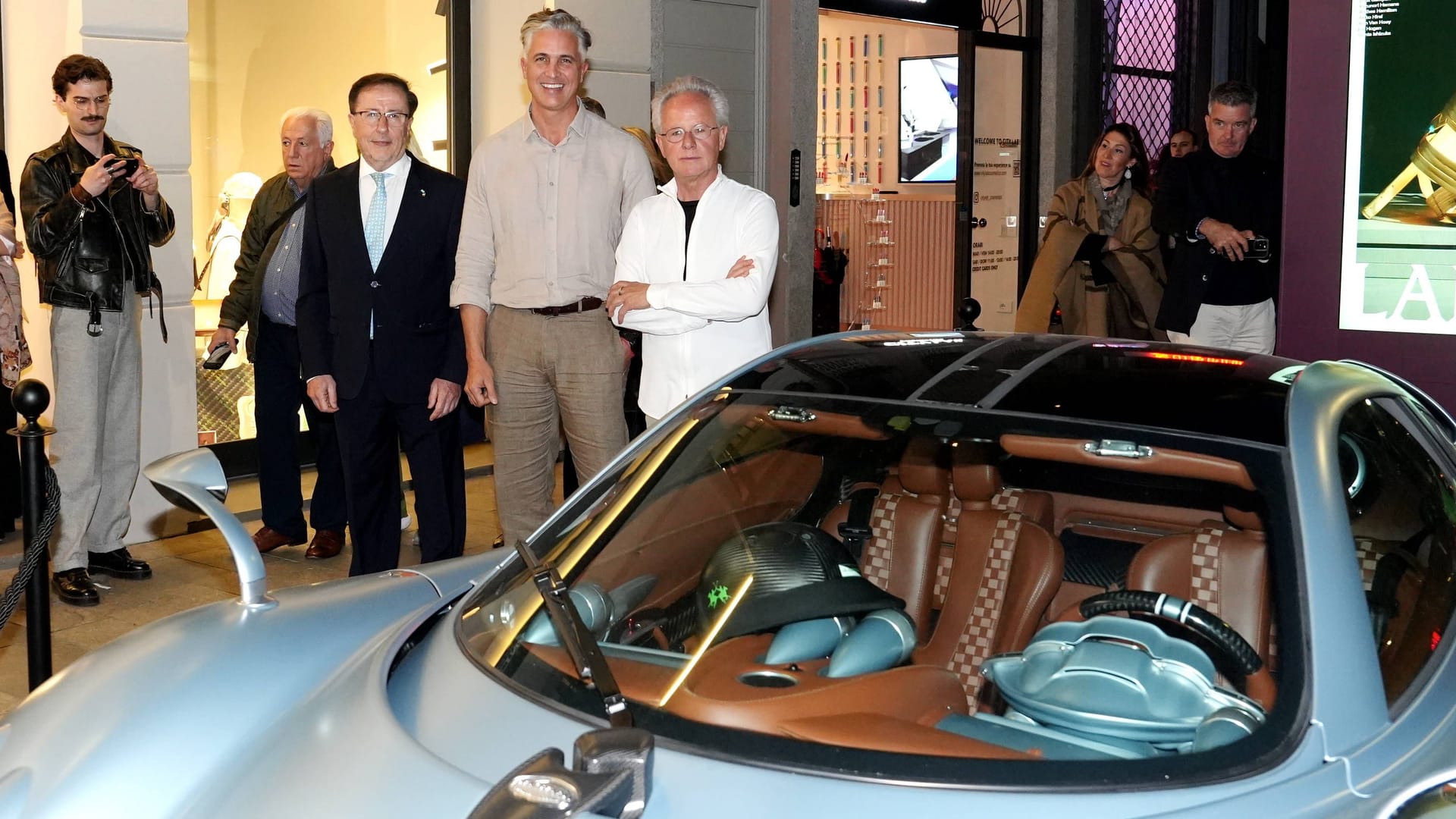 Horacio Pagani (verschränkte Arme) und eine seiner Schöpfungen: Bei einer Rundfahrt machte einer der teuren Sportwagen einen Abflug.