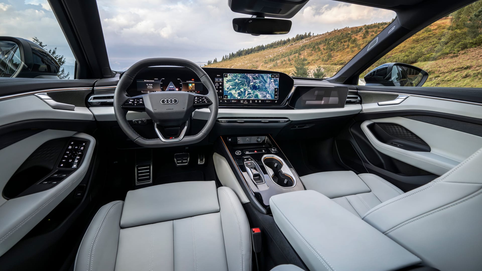 Hochwertig: Das Cockpit wird dominiert durch die drei Bildschirme. Die Verarbeitung ist tadellos, die Hochglanz-Flächen wirken allerdings schnell schmuddelig. Hochwertig: Das Cockpit wird dominiert durch die drei Bildschirme. Die Verarbeitung ist tadellos, die Hochglanz-Flächen wirken allerdings schnell schmuddelig.