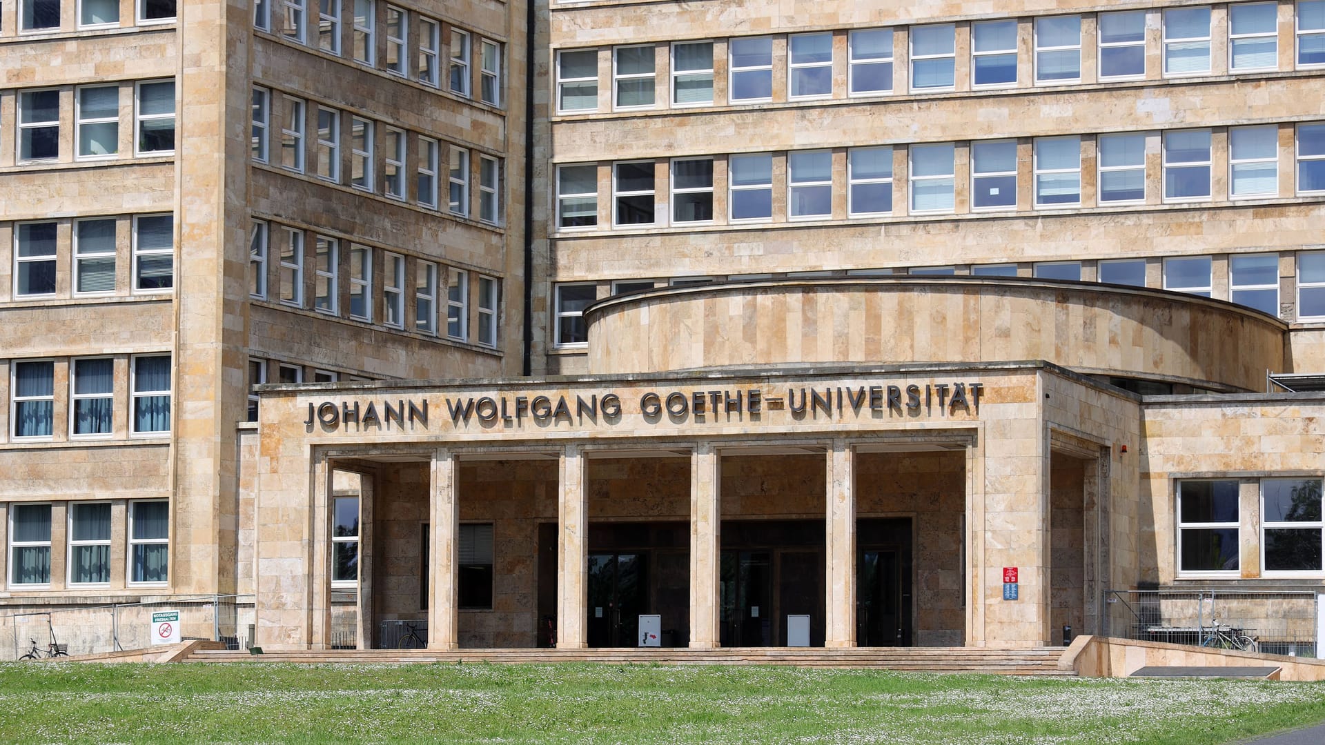 Die Goethe-Universität in Frankfurt am Main (Archivbild): Alle Studenten sollen ihre Plätze behalten dürfen. Die Goethe-Universität in Frankfurt am Main (Archivbild): Alle Studenten sollen ihre Plätze behalten dürfen.