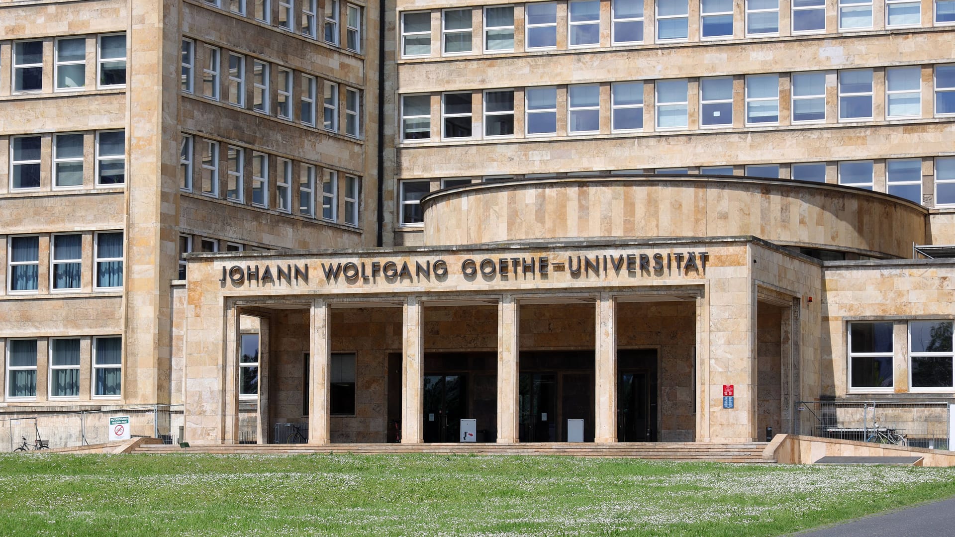 Die Goethe-Universität in Frankfurt am Main (Archivbild): Alle Studenten sollen ihre Plätze behalten dürfen. Die Goethe-Universität in Frankfurt am Main (Archivbild): Alle Studenten sollen ihre Plätze behalten dürfen.