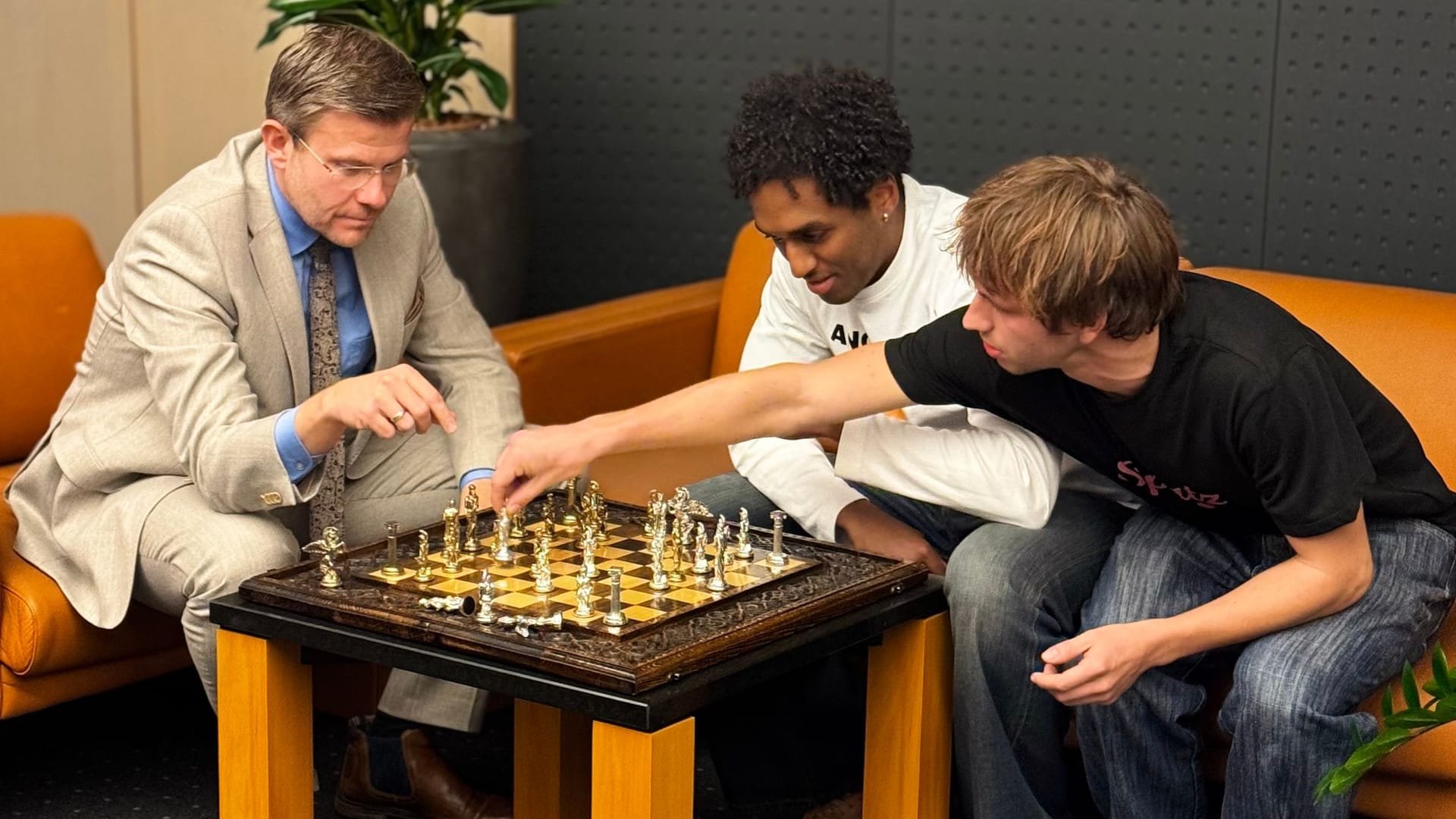 Eine Runde Schach mit dem Oberbürgermeister: König (l.) beherrscht im Video den Slang der beiden Influencer. Eine Runde Schach mit dem Oberbürgermeister: König (l.) beherrscht im Video den Slang der beiden Influencer.