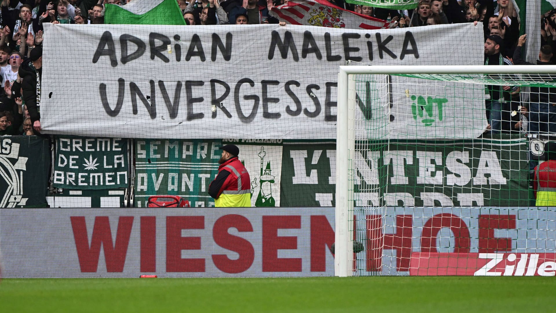 "Adrian Maleika unvergessen" steht auf einem Transparent (Archivbild): Die Ereignisse vom 16. Oktober 1982 prägen das Verhältnis der Fanszenen bis heute. "Adrian Maleika unvergessen" steht auf einem Transparent (Archivbild): Die Ereignisse vom 16. Oktober 1982 prägen das Verhältnis der Fanszenen bis heute.