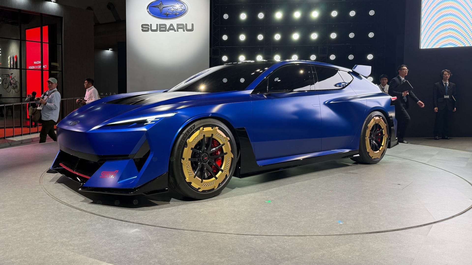 Die Räder tragen goldene Aero-Cover, die Front hat ein aggressives Design: das Performance-E STI Concept von Subaru. Die Räder tragen goldene Aero-Cover, die Front hat ein aggressives Design: das Performance-E STI Concept von Subaru.