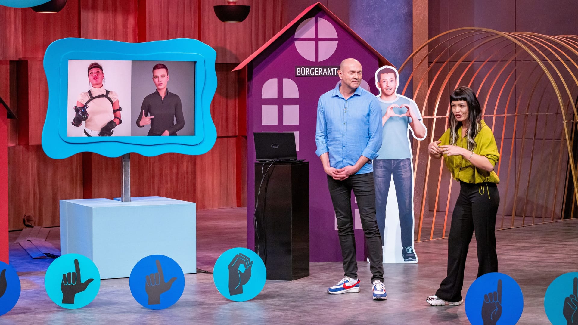 Christina Schäfer (r.) und Alexander Stricker (l.) in der "Höhle der Löwen": Am Ende konnten die beiden keinen Deal ergattern. Christina Schäfer (r.) und Alexander Stricker (l.) in der "Höhle der Löwen": Am Ende konnten die beiden keinen Deal ergattern.