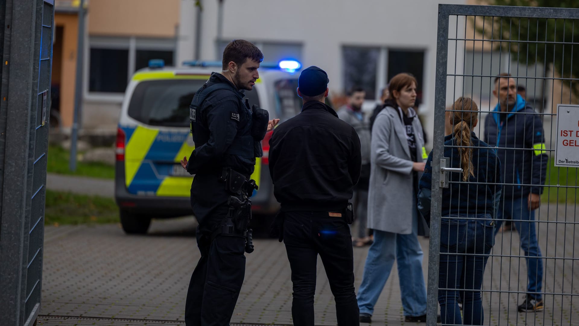 Polizeibeamte stehen vor einer Flüchtlingsunterkunft in Bad Homburg am Mittwochabend: Offenbar kam es hier zu einem Gewaltdelikt. Polizeibeamte stehen vor einer Flüchtlingsunterkunft in Bad Homburg am Mittwochabend: Offenbar kam es hier zu einem Gewaltdelikt.