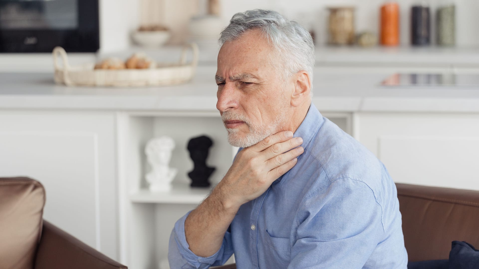 Schluckbeschwerden und Heiserkeit: In seltenen Fällen deuten sie auf einen Tumor im Hals-Rachen-Raum hin, der durch Viren ausgelöst wird. Schluckbeschwerden und Heiserkeit: In seltenen Fällen deuten sie auf einen Tumor im Hals-Rachen-Raum hin, der durch Viren ausgelöst wird.